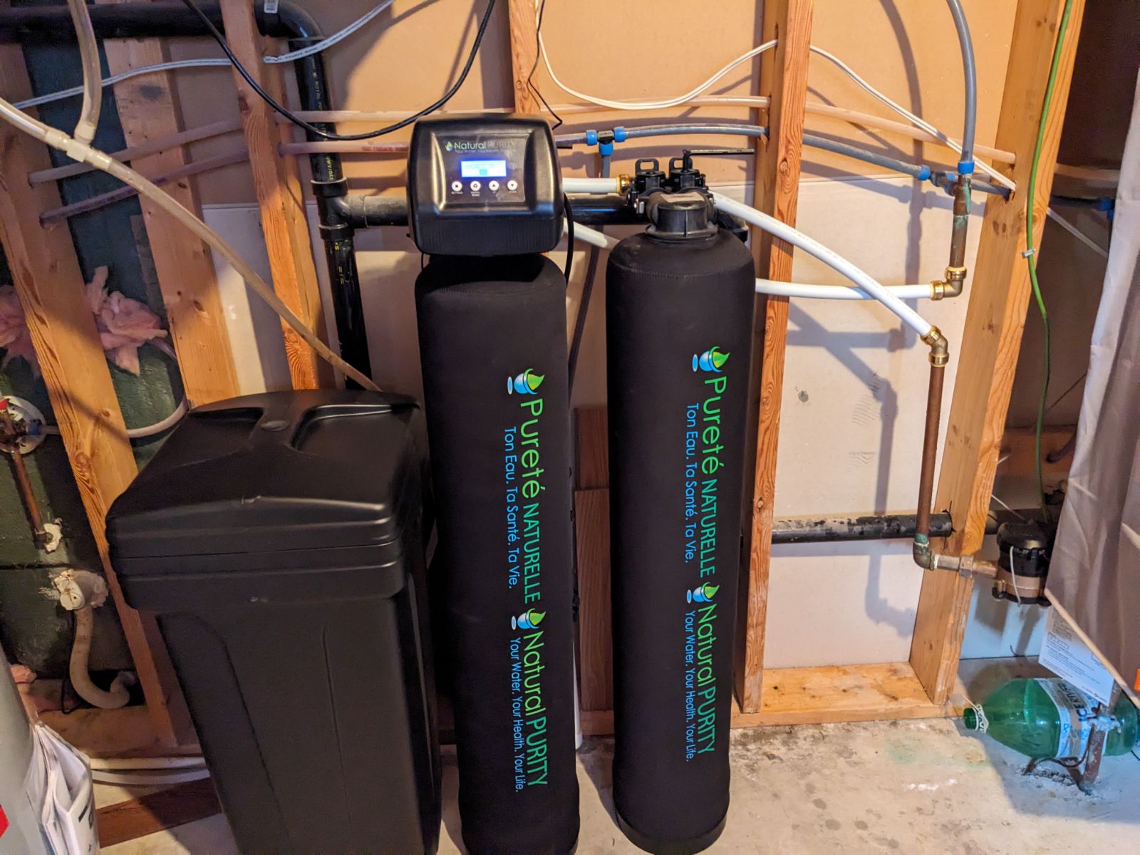Reverse osmosis drinking water system fitted under a kitchen sink