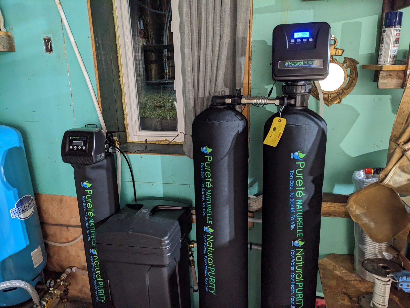 Under-sink reverse osmosis system with storage tank and filtered water faucet